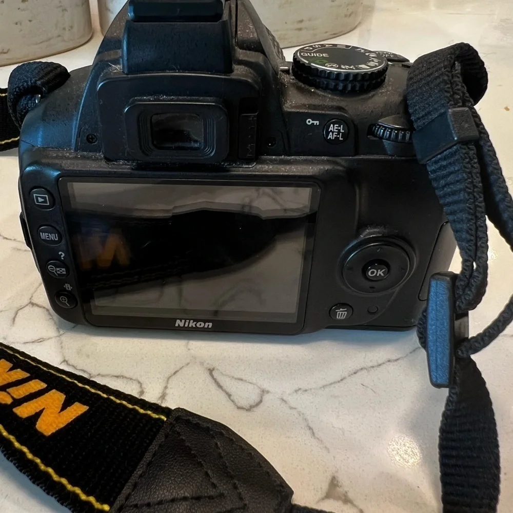 Nikon Camera D3000 with DX AF-S Nikkor 18-55mm lens w/ Camera, Battery, Charger